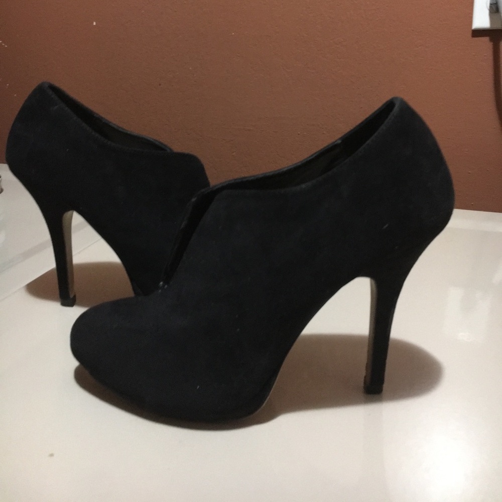 Apt. 9 black suede heels. About 3 inch heels 7.5
